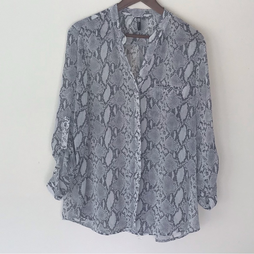 Kut from the Kloth Sinclaire Button Down Blouse
L | Light Grey